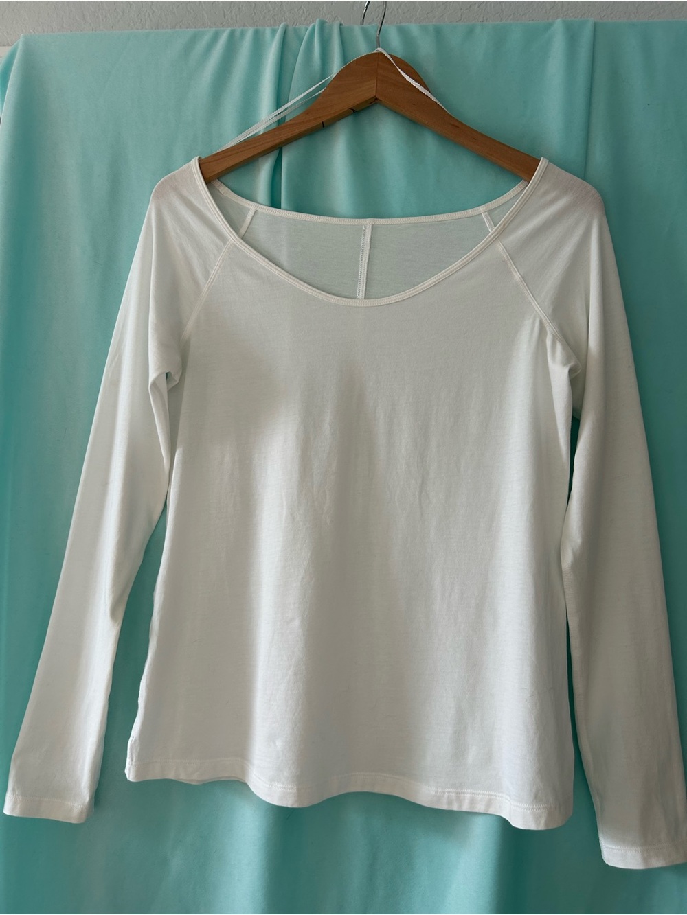 Women's White Long-Sleeve Scoop Neck Tee